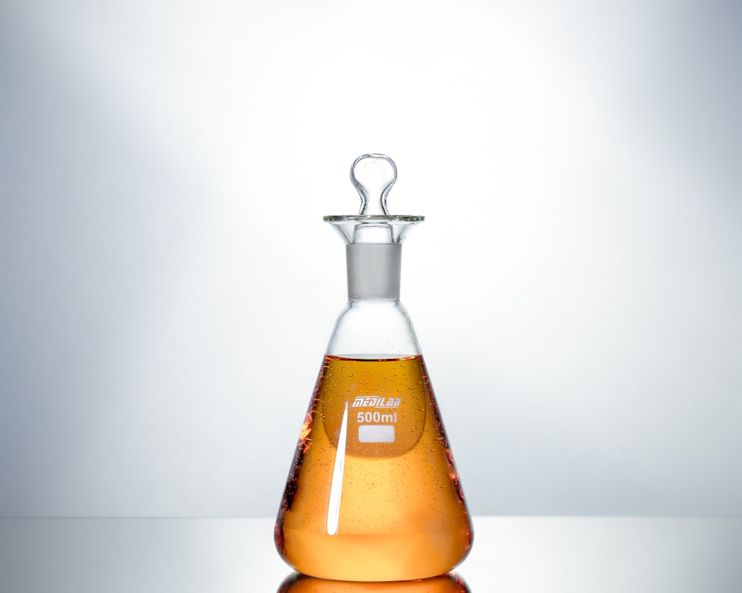 découvrez la méthode scientifique, un processus rigoureux et systématique utilisé pour formuler des hypothèses, réaliser des expériences et valider des résultats. apprenez comment cette approche a révolutionné notre compréhension du monde et soutenu le progrès dans divers domaines scientifiques.