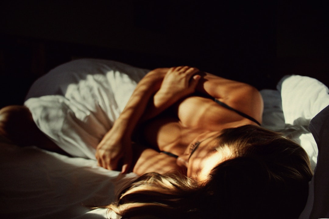 découvrez l'importance de la fréquence sexuelle dans les relations amoureuses. explorez les facteurs qui influencent la libido, les conseils pour maintenir une vie intime épanouissante et les bienfaits d'une activité sexuelle régulière pour le bien-être physique et émotionnel.