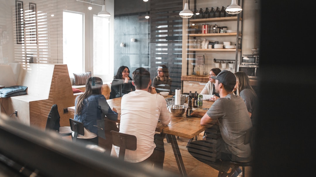 découvrez l'importance des relations au travail, comment elles influencent la collaboration, la productivité et le bien-être des employés. apprenez des stratégies pour améliorer la communication et bâtir des relations positives au sein de votre équipe.