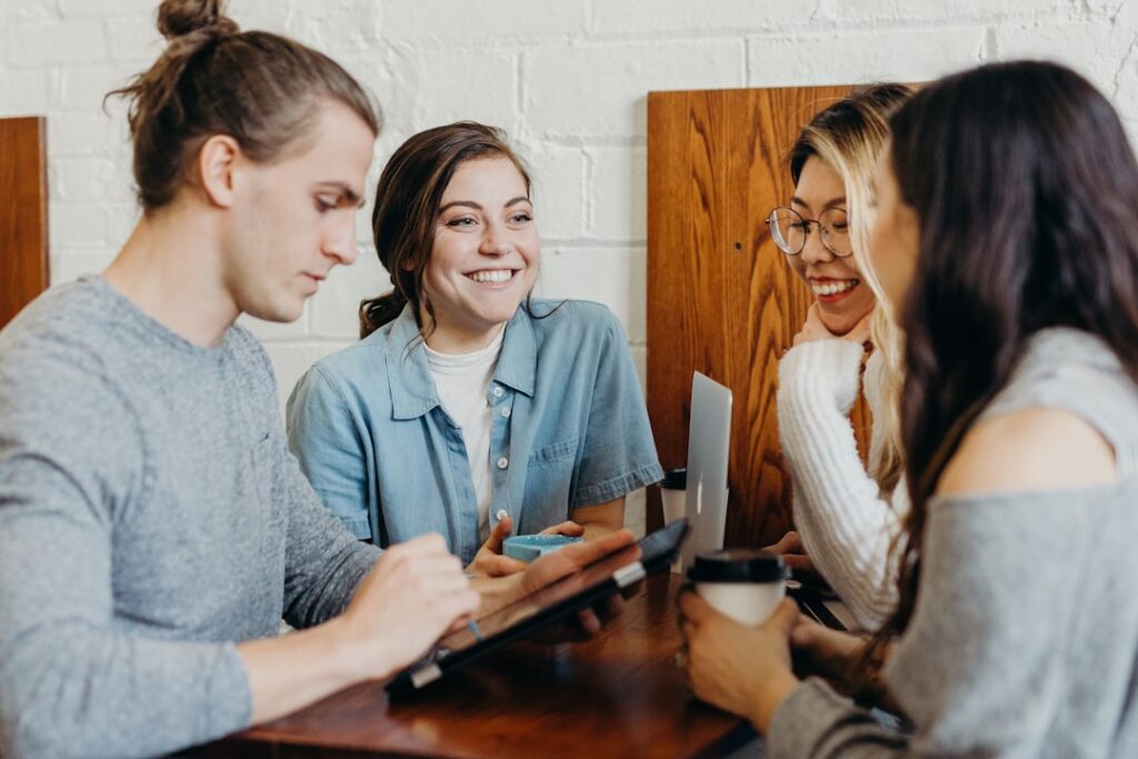 découvrez la communication non-violente, une approche efficace pour exprimer vos besoins et émotions tout en établissant des relations harmonieuses. apprenez à transformer les conflits en opportunités de dialogue et à favoriser l'empathie et la compréhension mutuelle.