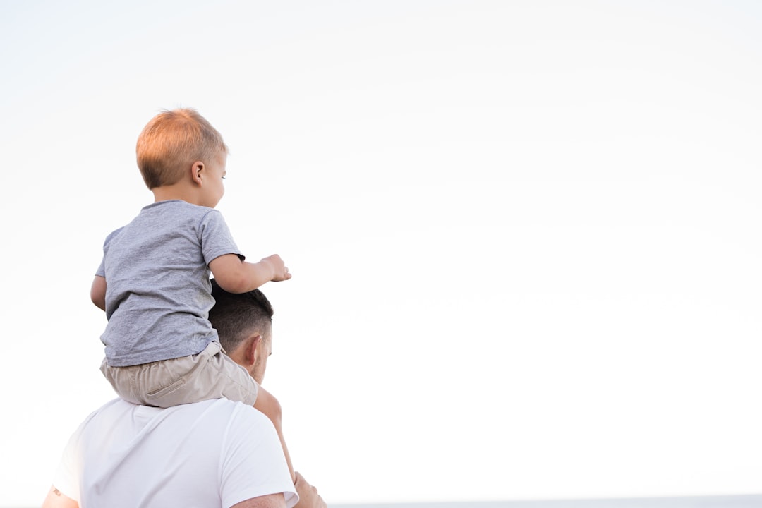 découvrez des stratégies efficaces pour surmonter les défis de la parentalité. apprenez à gérer le stress, à établir une communication saine et à favoriser le développement émotionnel de vos enfants. ensemble, faisons face aux défis du quotidien pour une parentalité épanouissante.