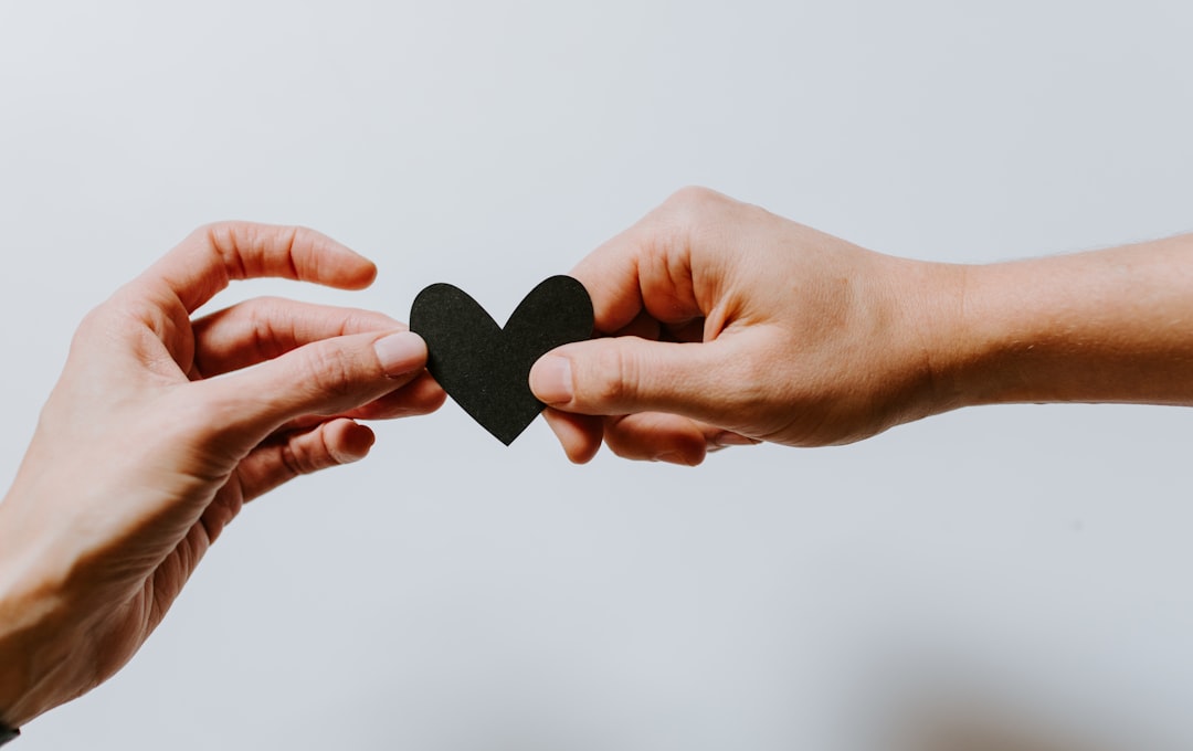 découvrez les différentes facettes des relations humaines, de l'amour à l'amitié en passant par les relations familiales. apprenez à construire des liens solides et à surmonter les défis relationnels pour enrichir votre vie personnelle.