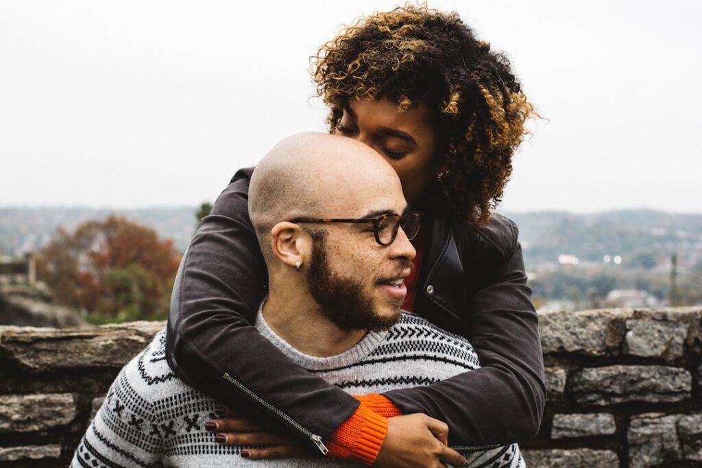 découvrez les clés pour réussir une relation à distance. explorez des conseils pratiques, des astuces de communication et des témoignages pour nourrir l'amour malgré les kilomètres qui vous séparent.