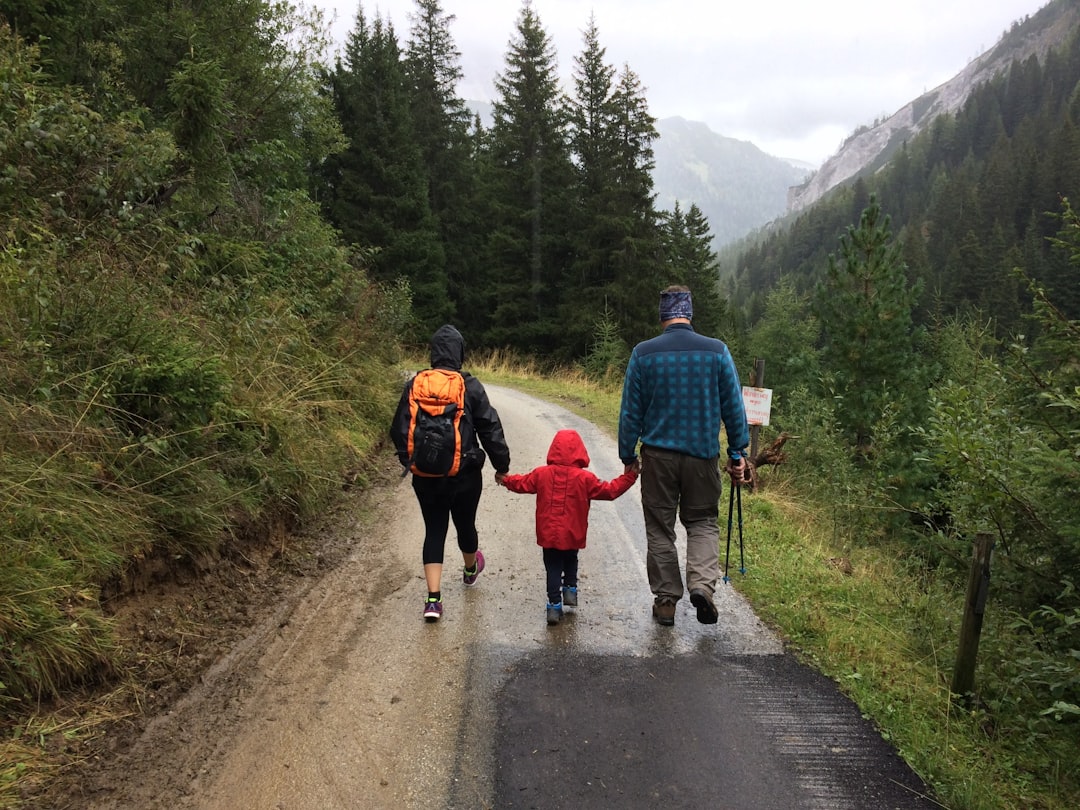 découvrez les défis et les joies des familles recomposées. apprenez à naviguer dans les relations, à instaurer l'harmonie et à renforcer les liens entre les membres d'une famille blendée. des conseils pratiques pour une vie de famille épanouissante.